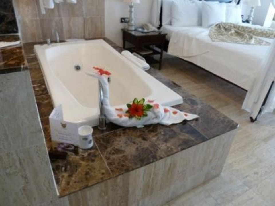 Dekorierte Whirlpoolwanne neben Bett TRS Turquesa Hotel - Adults only