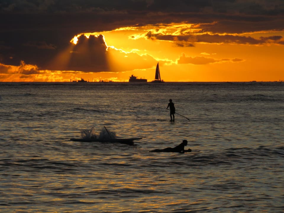 Abend am Strand nahe Hotel Hotel Aston Waikiki Circle