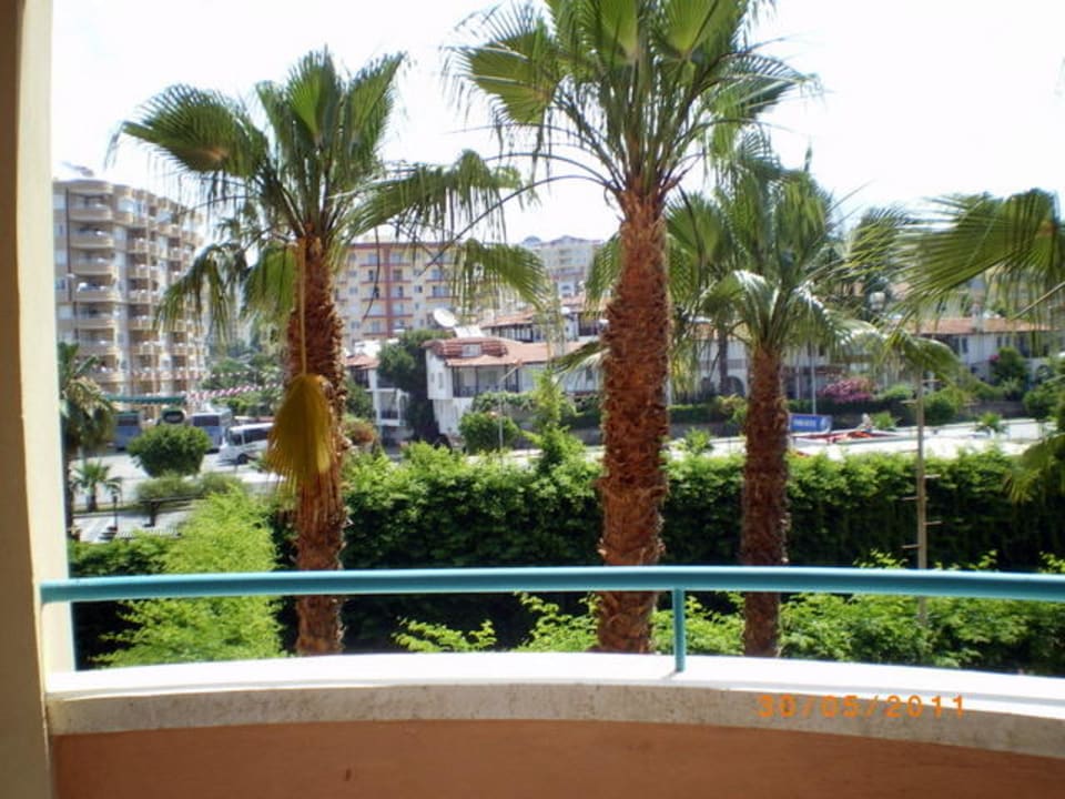 Ausblick vom Balkon auf die Straßenseite Grand Uysal Beach & Spa Hotel