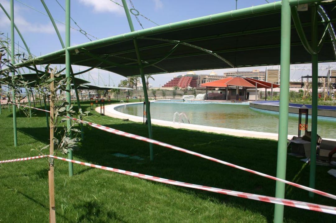 Der erste gefüllte Pool Limak Lara Deluxe Hotel & Resort