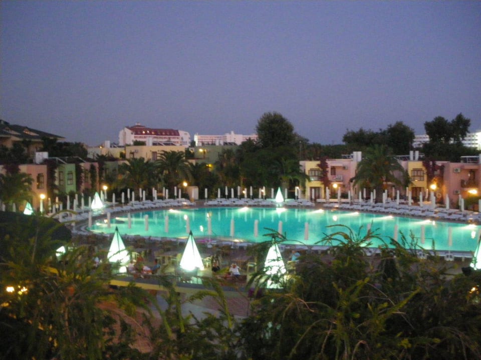 Einer von 5 Pools am Abend VONRESORT Golden Beach