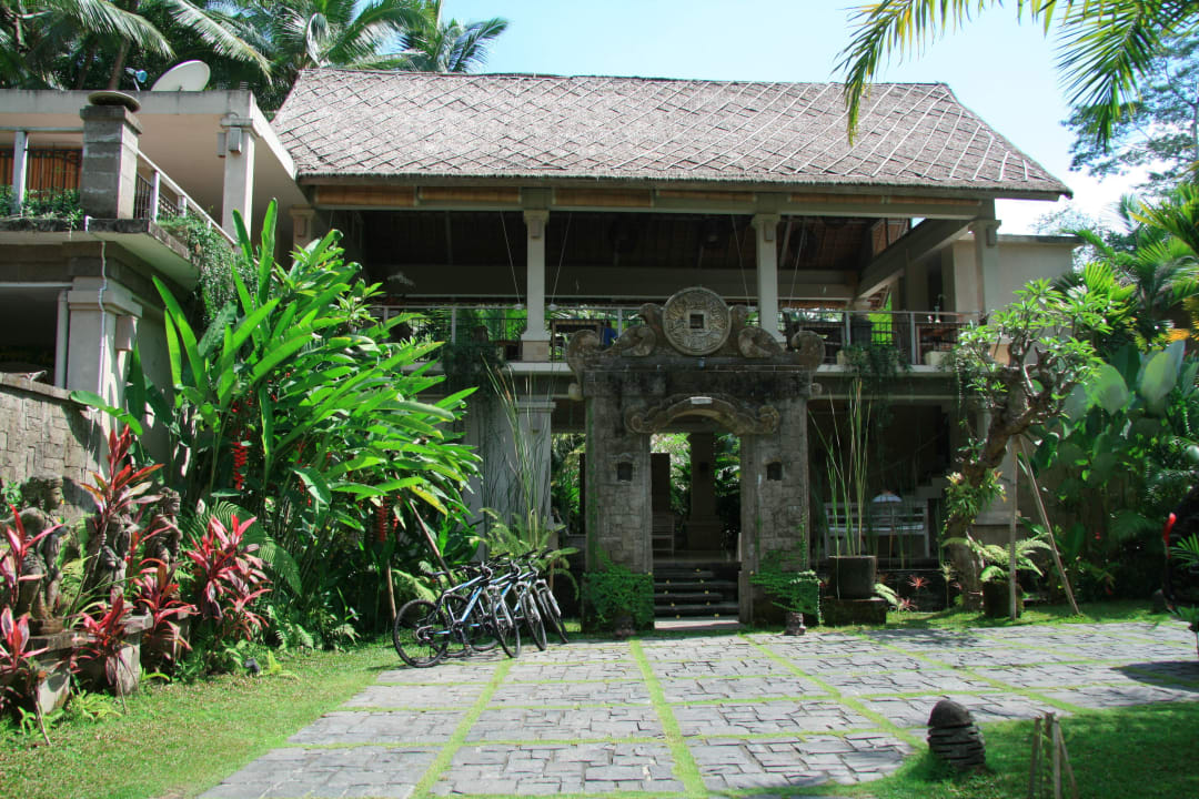 Das Hotel liegt gegenüber von den Reisfeldern Hotel Puri Sunia Resort