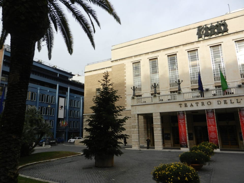 Hotel links direkt an der Oper iQ Hotel Roma