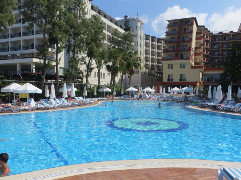 Główny basen Holiday Park Resort