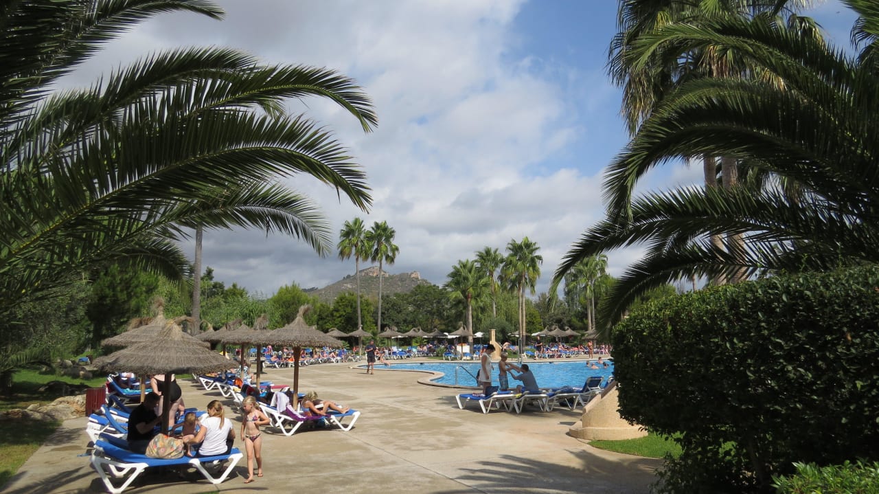 Sicht auf die Poolanlage Garbí Cala Millor