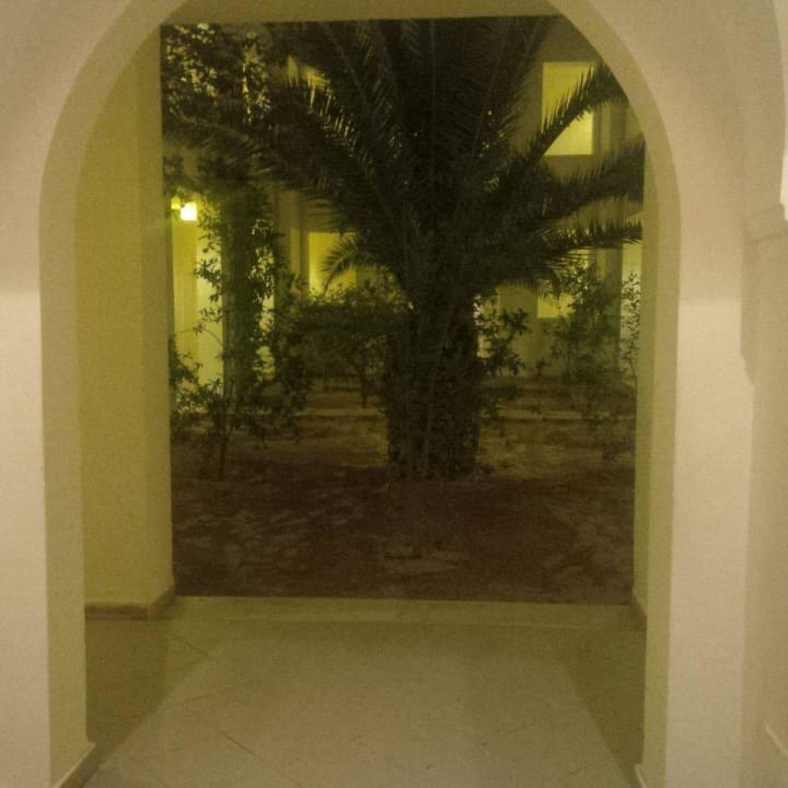 Zahrada uvnitř hotelu Calimera Yati Beach