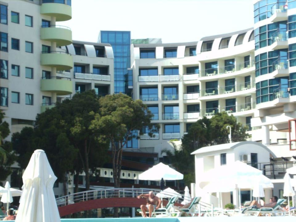 Die Rückseite bzw. der Innenhof des Hotels Paloma Sencia