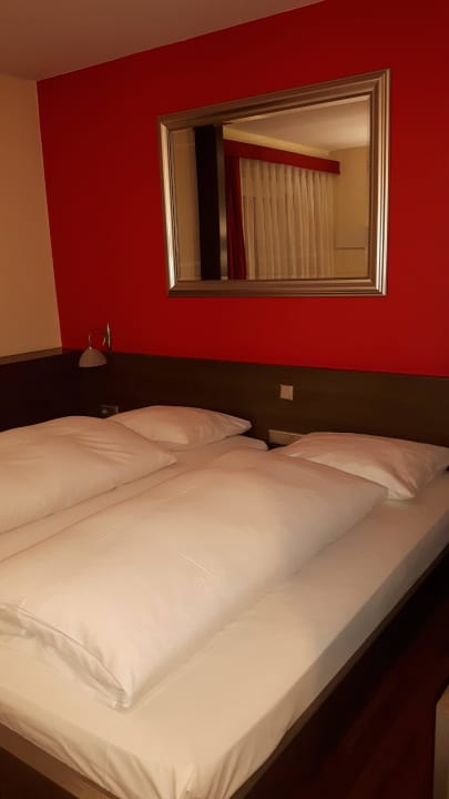 Spieglein über dem Doppelbett Stadthotel Heilbronn