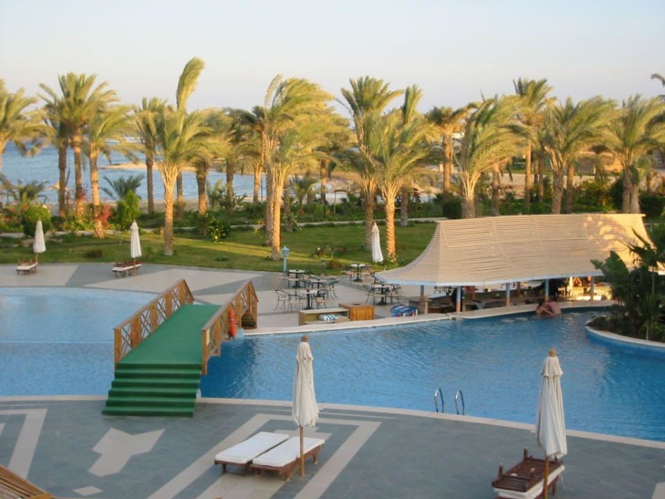 Blick vom Empfangsgebäude auf die Bar am Pool Brayka Bay Resort