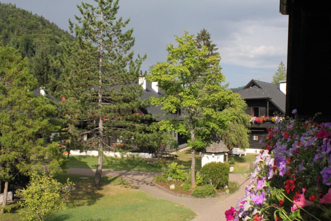 Blick vom Balkon auf Dorfplatz Naturel Hoteldorf Seeleitn