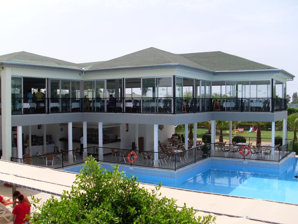 Der Speisesaal und Poolbar Sun Club Hotel