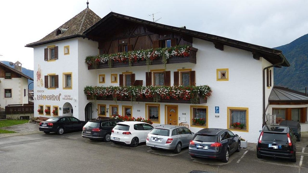 Hotelansicht von der Straßenseite Pension Leimerhof