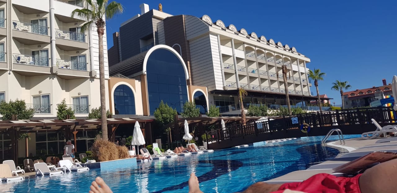 Pool Mary Hotel Side