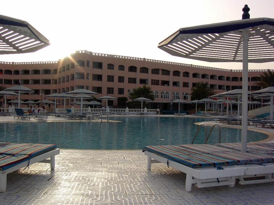 Pool-Ansicht samt Hotel Beach Albatros Resort