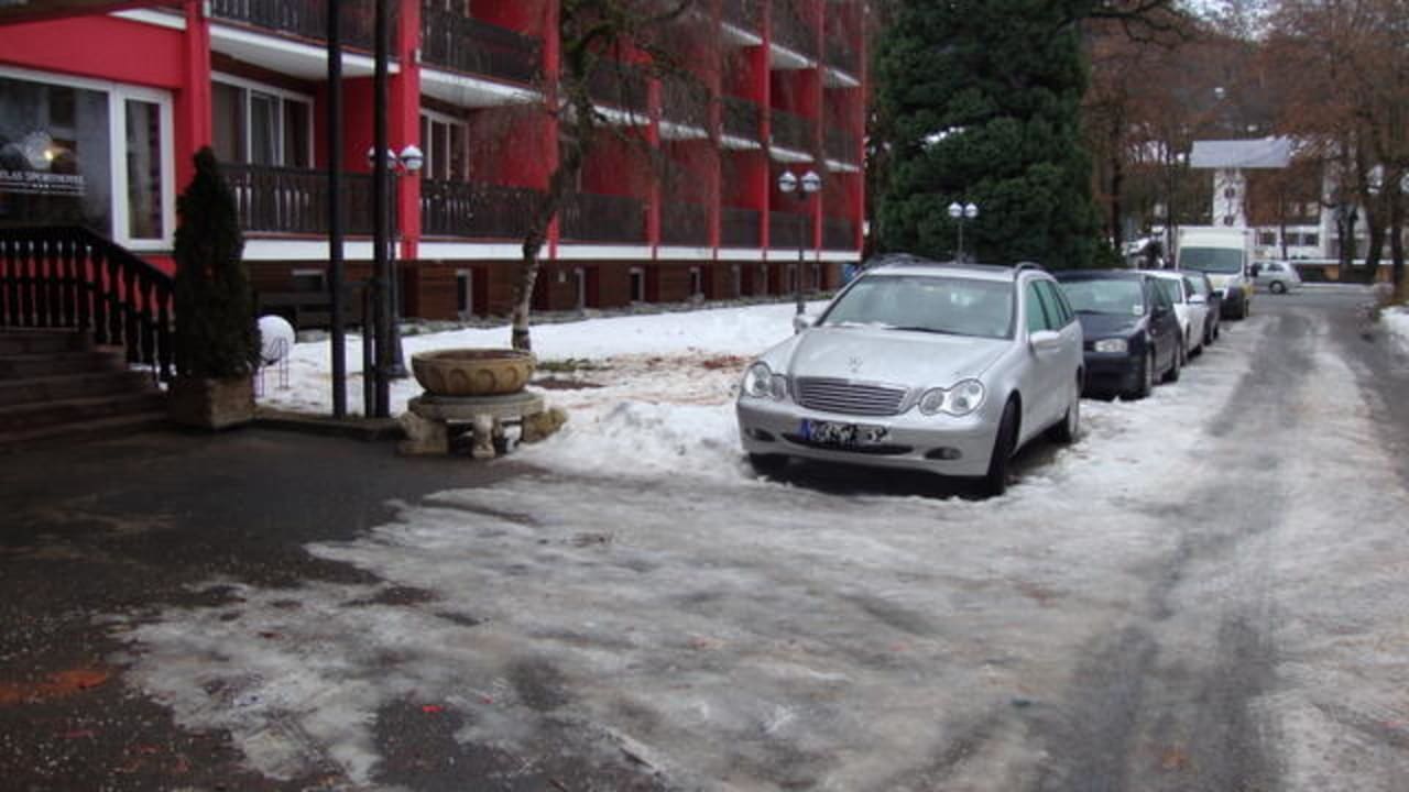 Einfahrt zu Eingang Hotel Atlas Sport