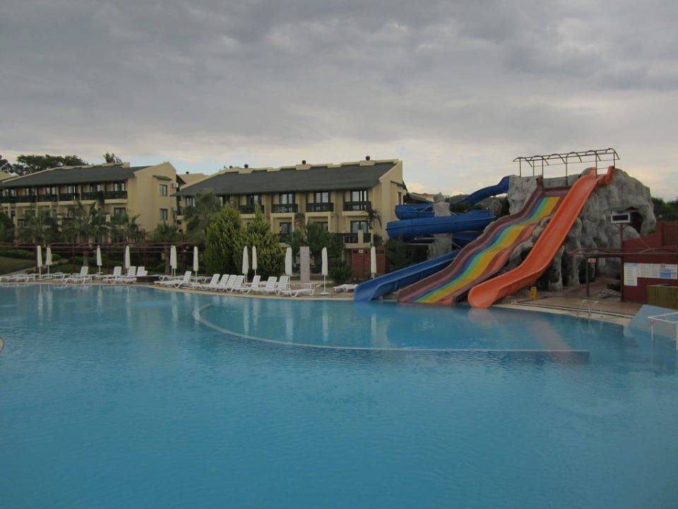 Blick über den Pool zu den Blöcken Oz Hotels Incekum Beach