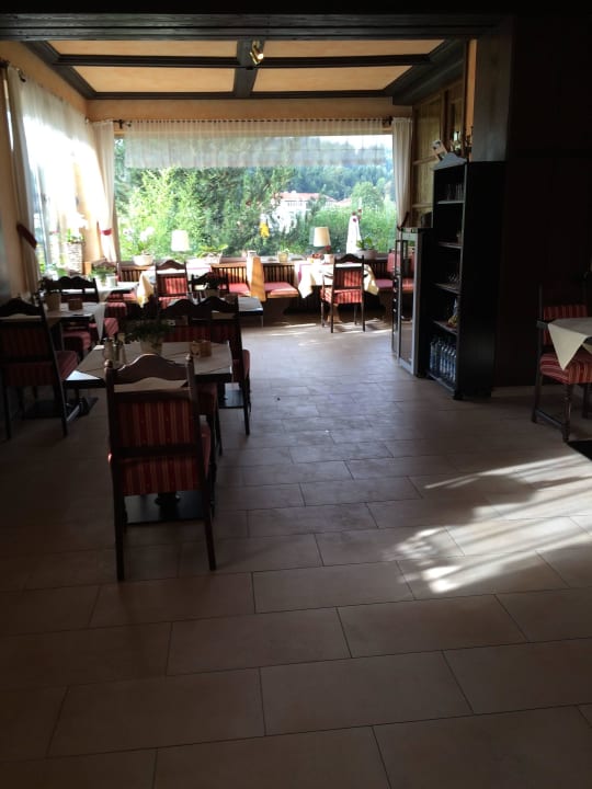 Teil des Essenraums/Kühlschrank mit Getränken 24h Hotel Bavaria Berchtesgaden
