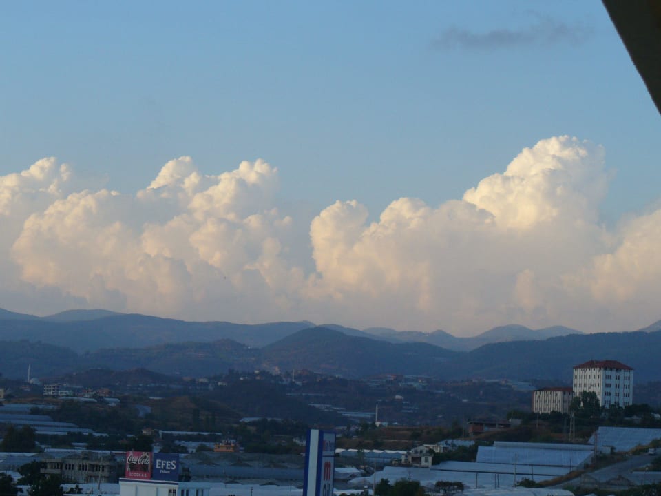 Prachtige wolken lucht boven de bergen. Solivia Hotel