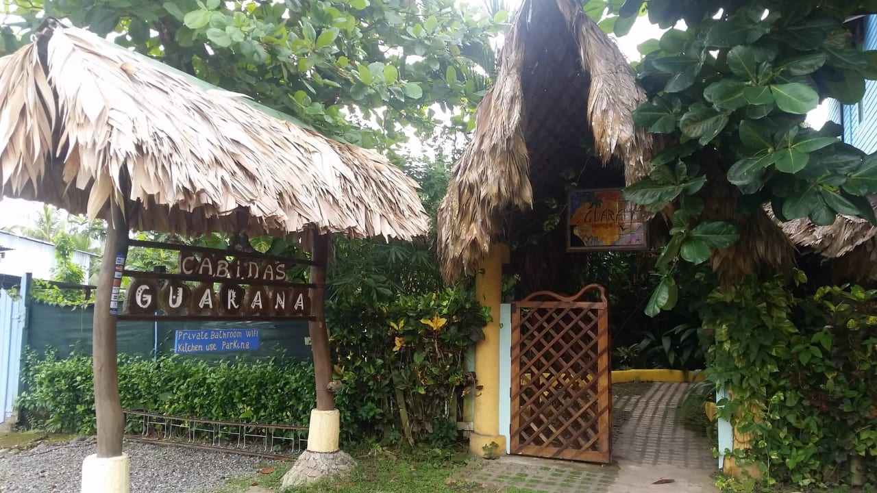 Eingang des Hotels Hotel Cabinas Guarana