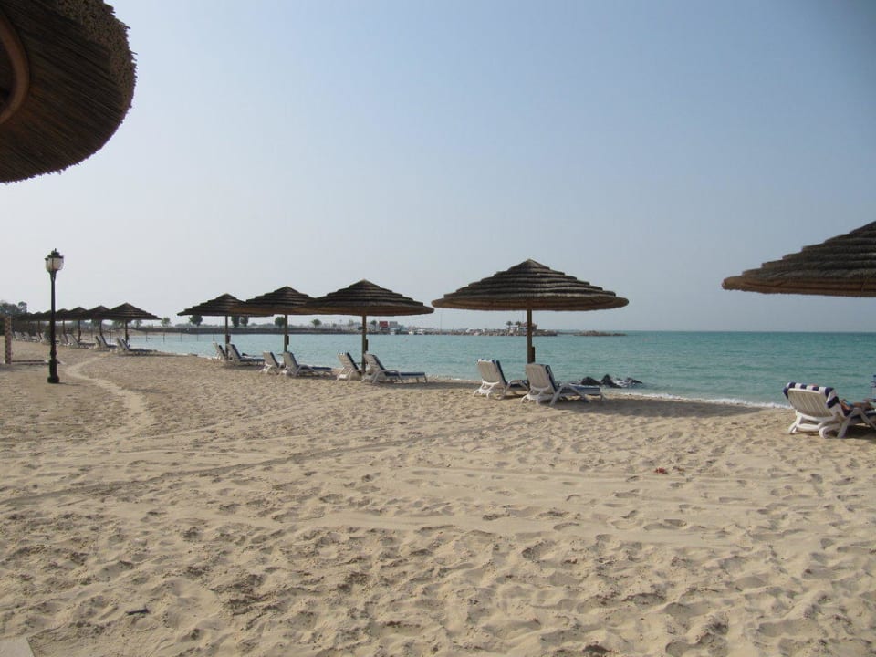 Strand zur linken Hotel Danat Jebel Dhanna Resort