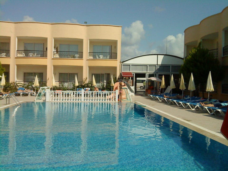 Das schöne Hotel und der Pool Sayanora Hotel