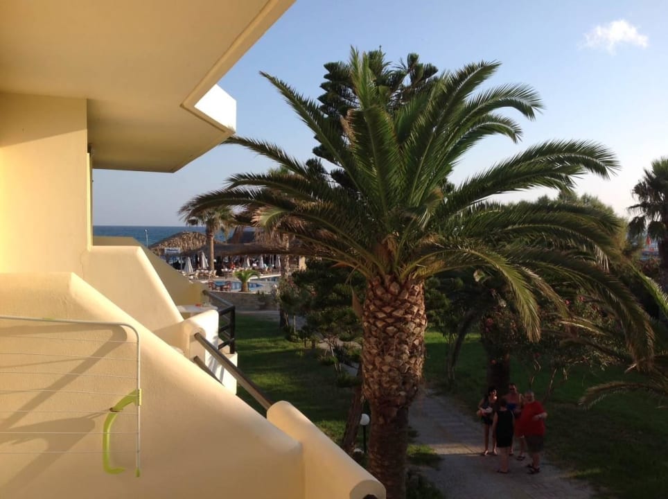 Blick vom Hotelzimmer zum Restaurant HARPIN Happy Days Beach Hotel