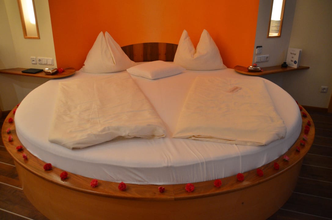 Das runde Wasserbett in der Suite "Universum"  Hotel Himmelreich