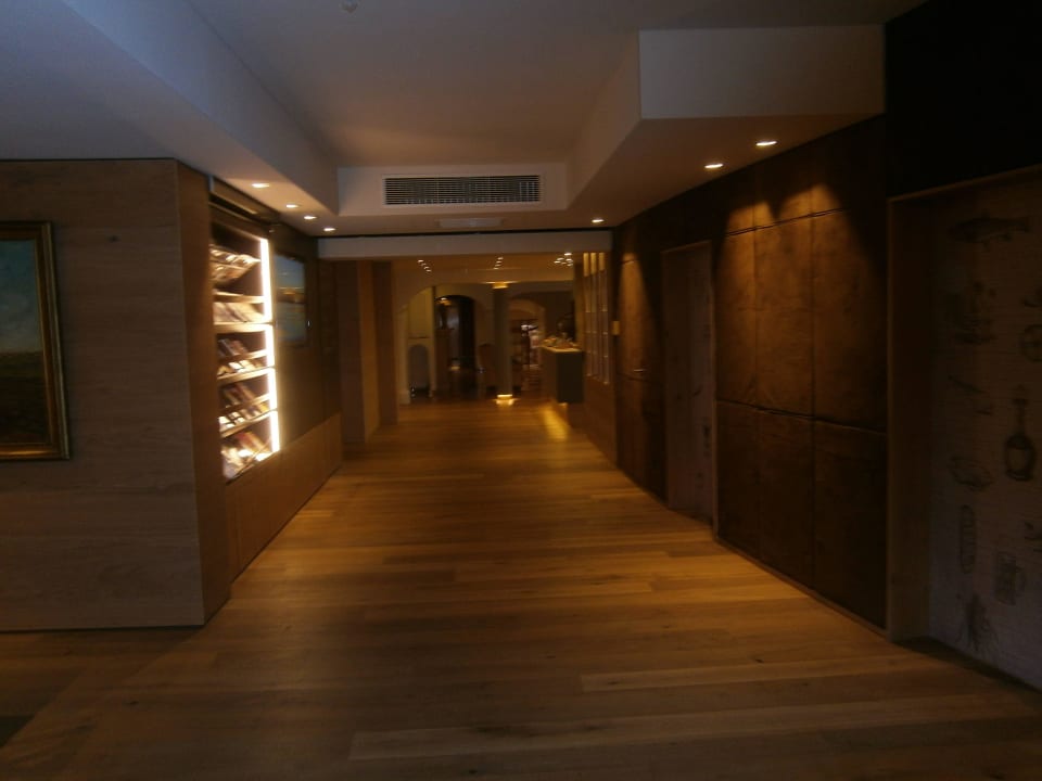 Eingangsbereich  zu den Lift  Genussdorf Gmachl - Hotel & Spa