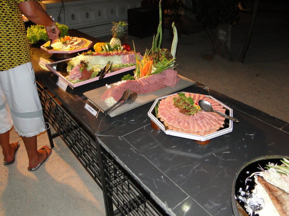 Kalte Platten beim Abendessen Embudu Village