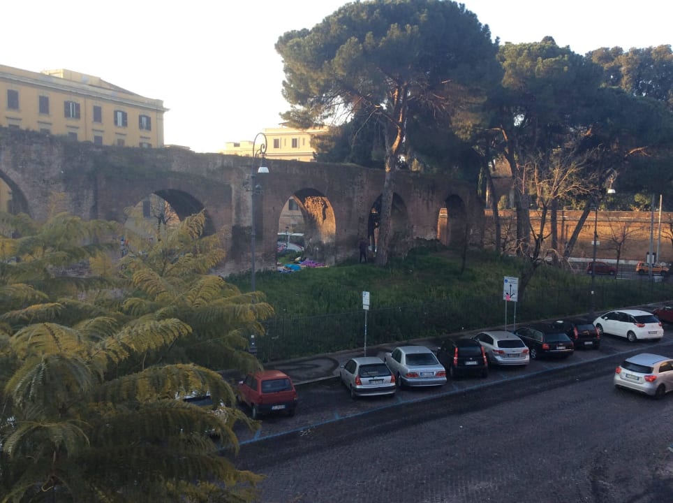 Asylanten direkt gegenüber  Hotel Emona Aquaeductus