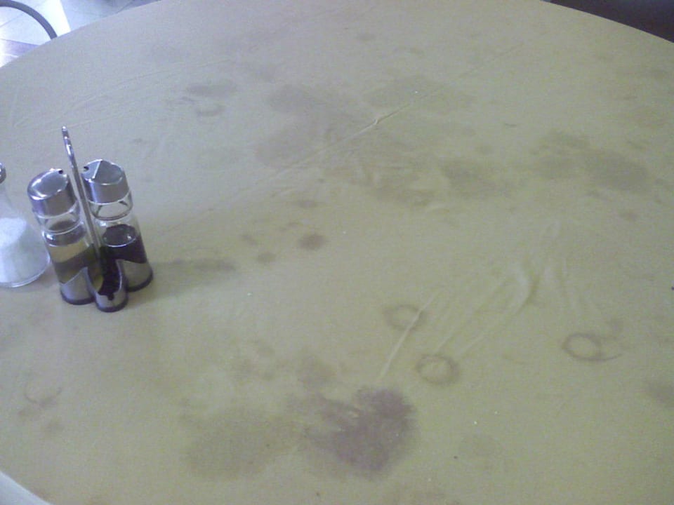 Dreckige Tischdecke Fenix Family