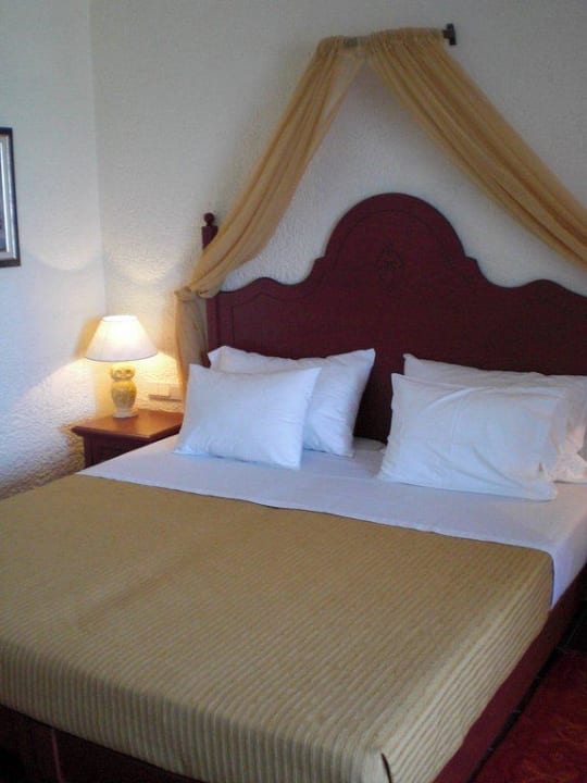 Bett Alexander Beach Hotel & Village Resort