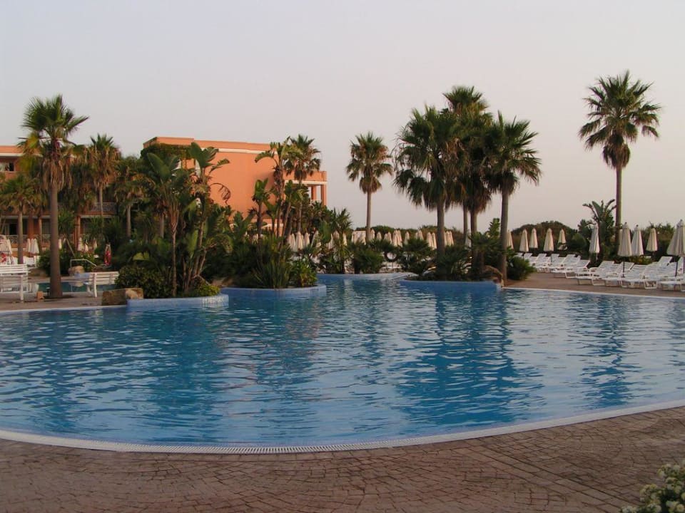 Hotelpool am Abend Hipotels Barrosa Park