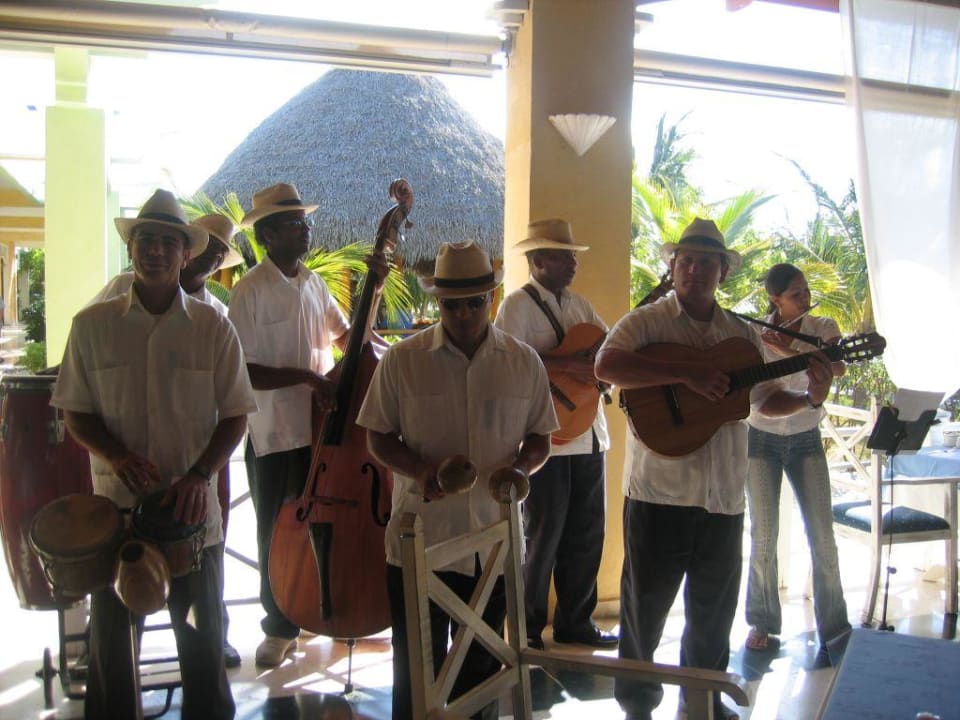 "Familie" Musico begleitet unser Frühstück Hotel Cayo Largo del Sol