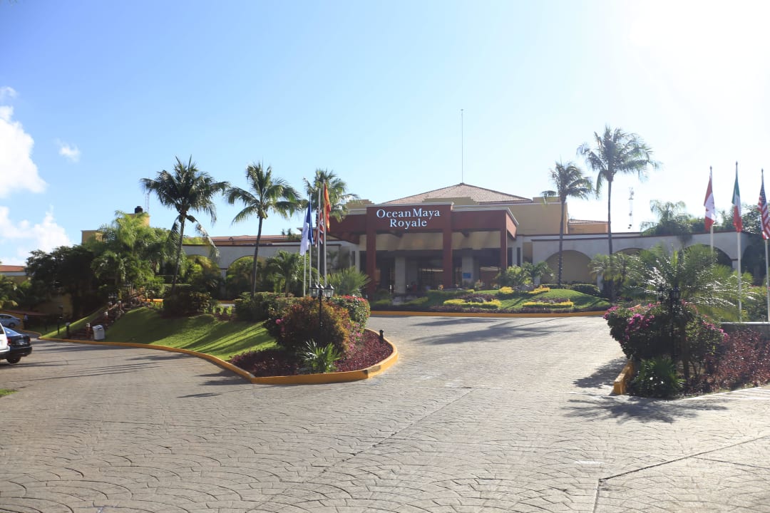 Hotel Eingang nach ca. 1 km Zugangsstraße H10 Ocean Maya Royale - Adults only