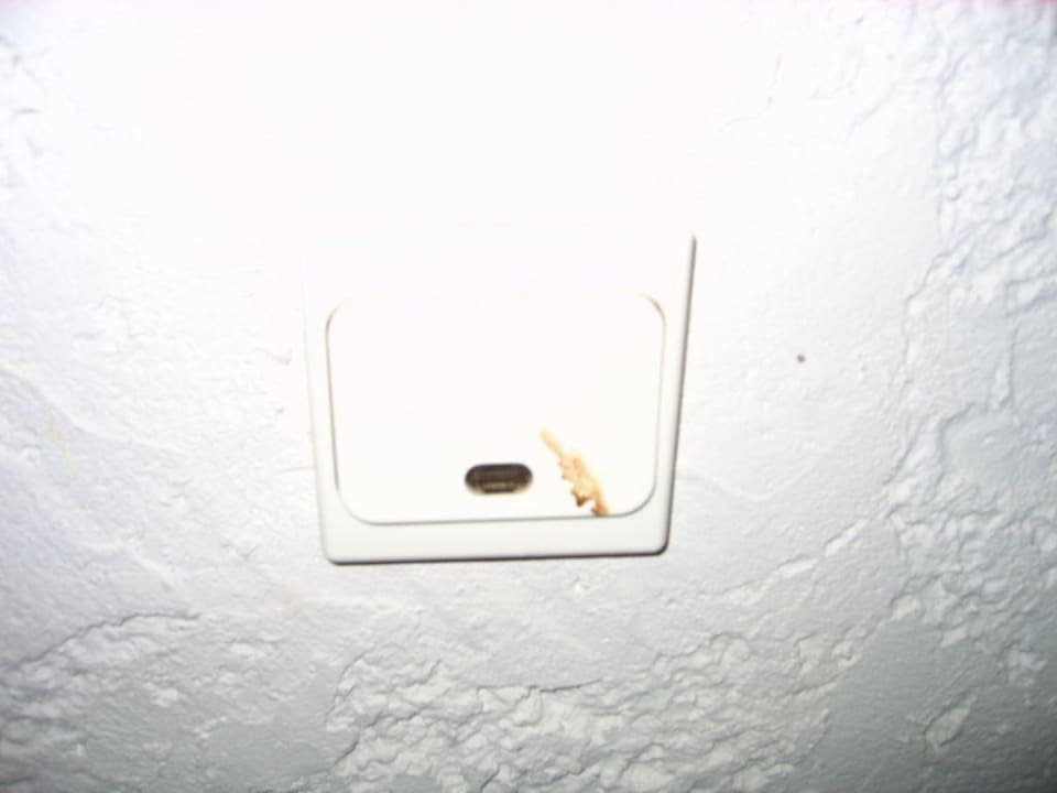 Ein vollgekoteter Lichtschalter im Flur alltoura Club Hotel Poseidon Palace