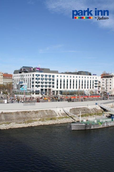 Вид на отель с Дуная Park Inn by Radisson Danube, Bratislava Hotel