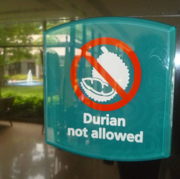 Man bittet um Rücksichtnahme ibis Hotel Bangkok Riverside