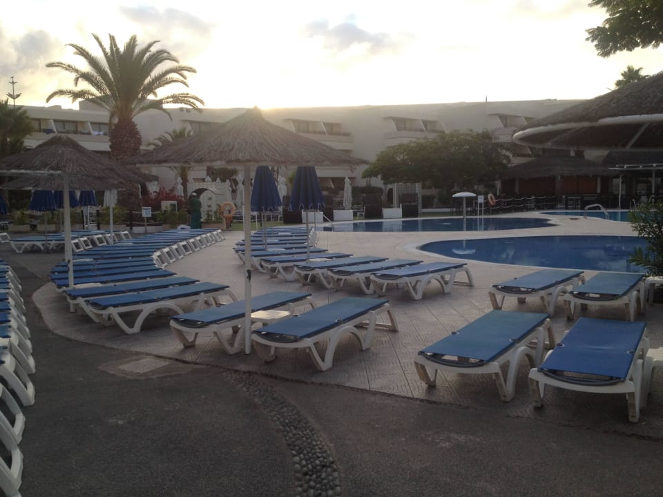 Poolanlage morgens früh 7.00 Dreams Lanzarote Playa Dorada Resort & Spa