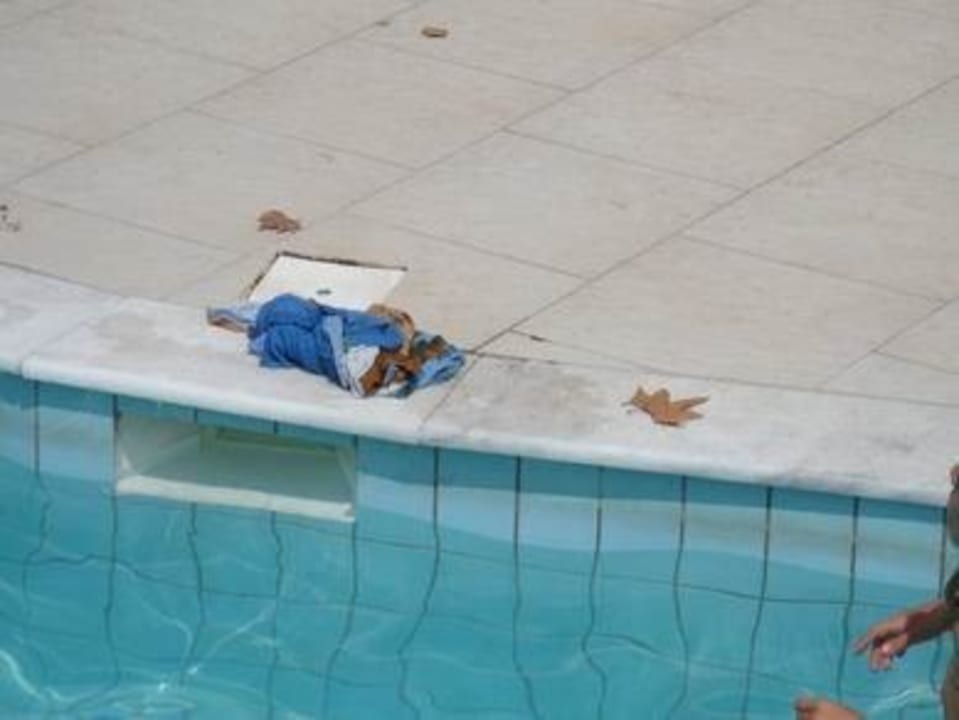 Déchets divers le long de la piscine "Enfant" Olympian Bay Grand Resort