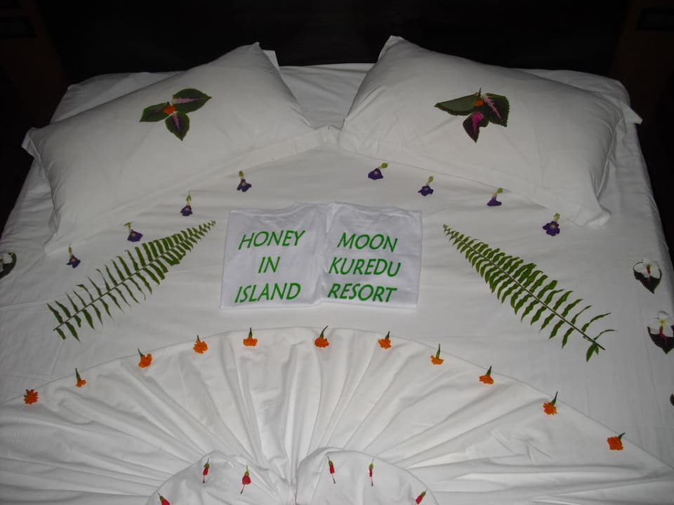 Geschmücktes Bett für Honeymooner Kuredu Island Resort & Spa