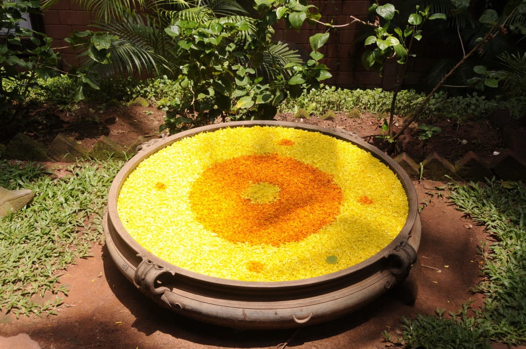 Dekorativer Eingang zum Restaurant Hotel Manaltheeram