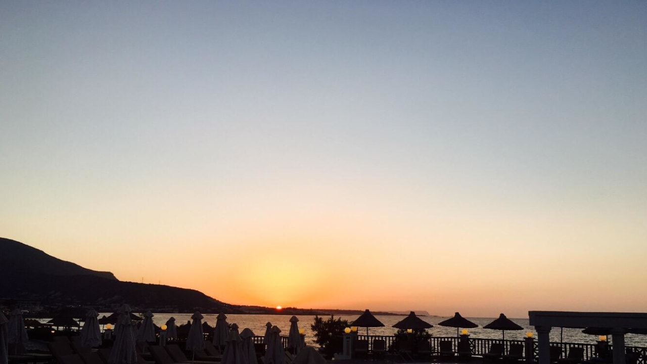 Sonnenuntergang Alexander Beach Hotel & Village Resort