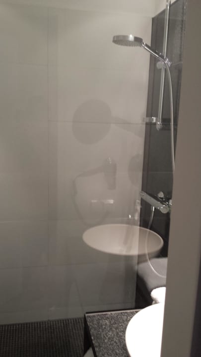 Schöne, saubere Dusche Motel One Wien Westbahnhof