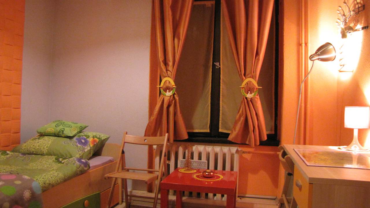 Biurko w pokoju  Hostel Fraszka