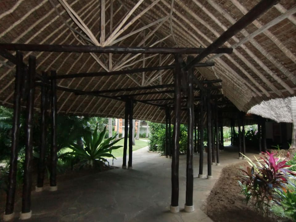 Durchgang zwischen den Zimmern und Rezeption Bahari Beach Hotel