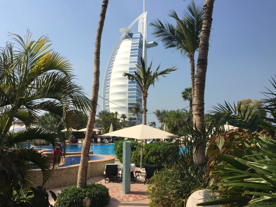 Pool mit Blick auf Burj Al Arab Jumeirah Beach Hotel