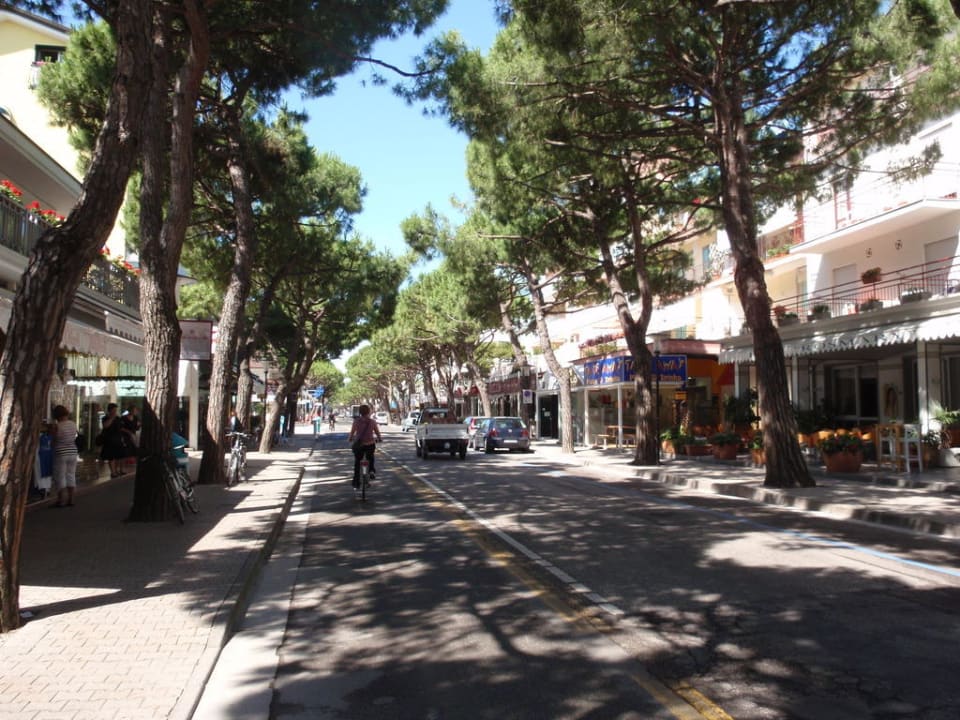 Die Fußgängerzone am Tag Milton Boutique Hotel