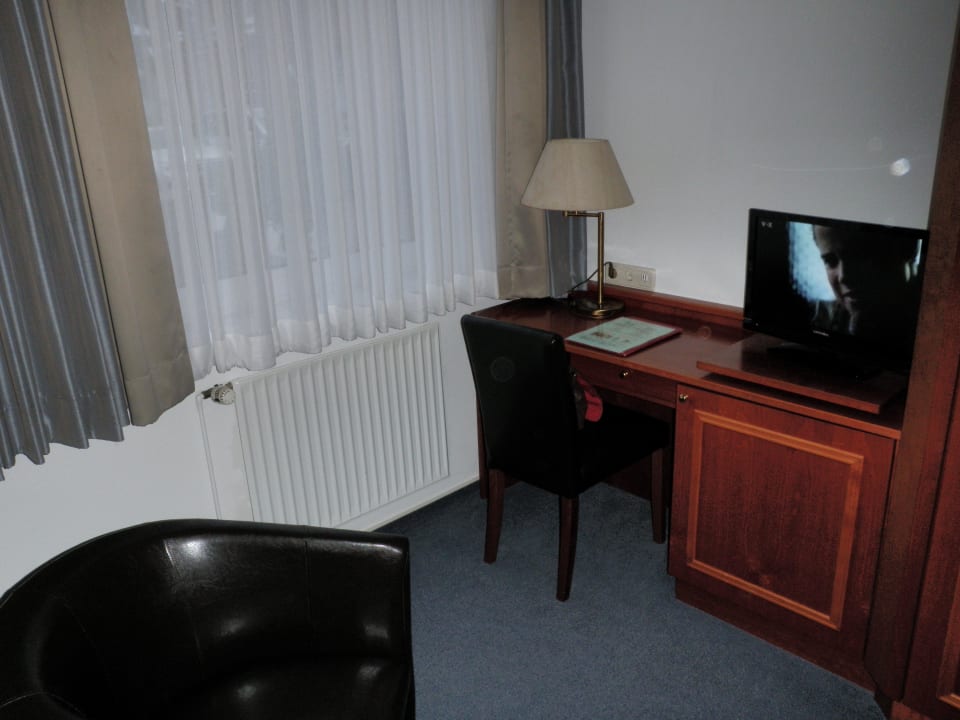 Schreibtisch mit TV Hotel Stadt Norderstedt
