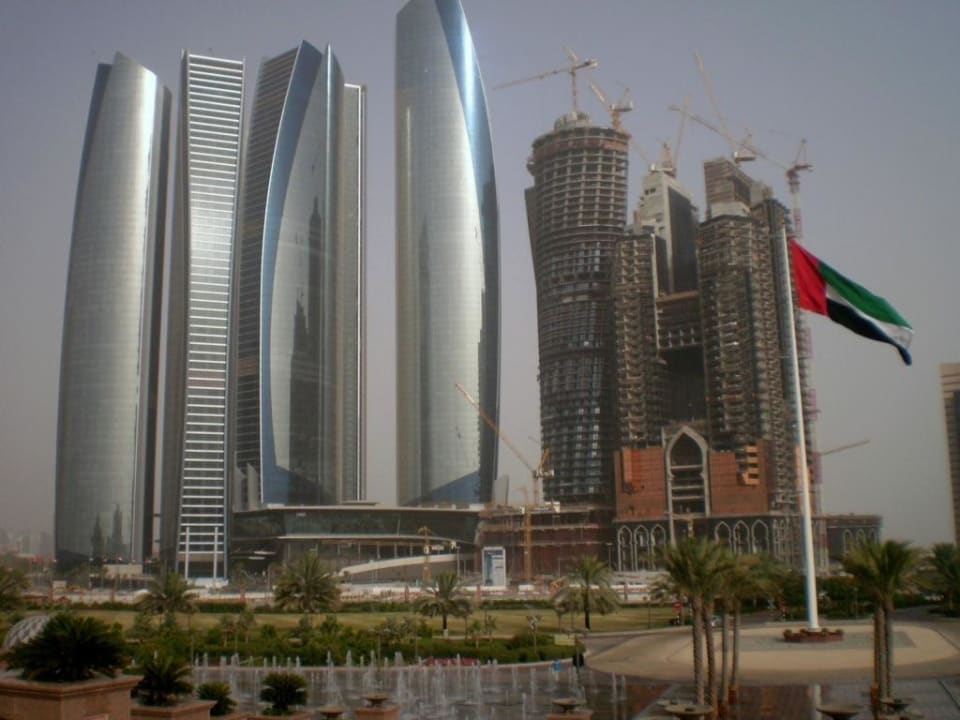 Vor dem Haupteingang Emirates Palace Mandarin Oriental